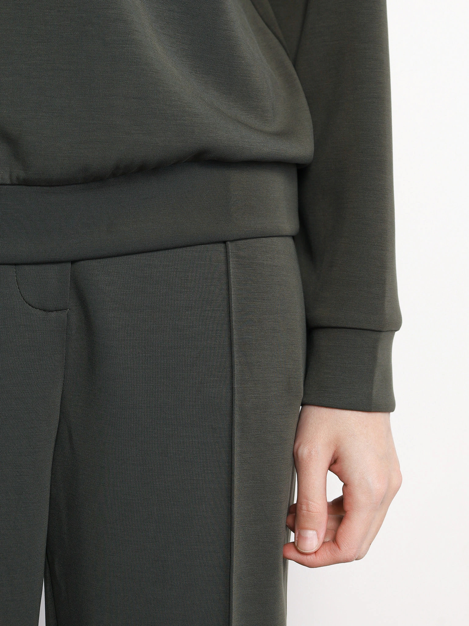 Джемпер зеленого цвета прямого кроя